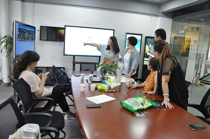 深圳中億?？萍紵崃覛g迎迪拜客戶蒞臨我司參觀考察